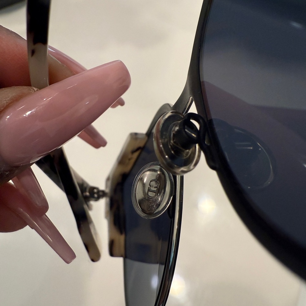 Dior Stylish Tortoise Shell Sunglasses - Picture 6 of 6